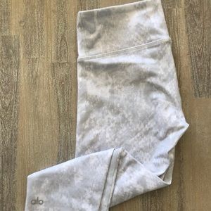 ALO YOG Crop Airbrush Legging